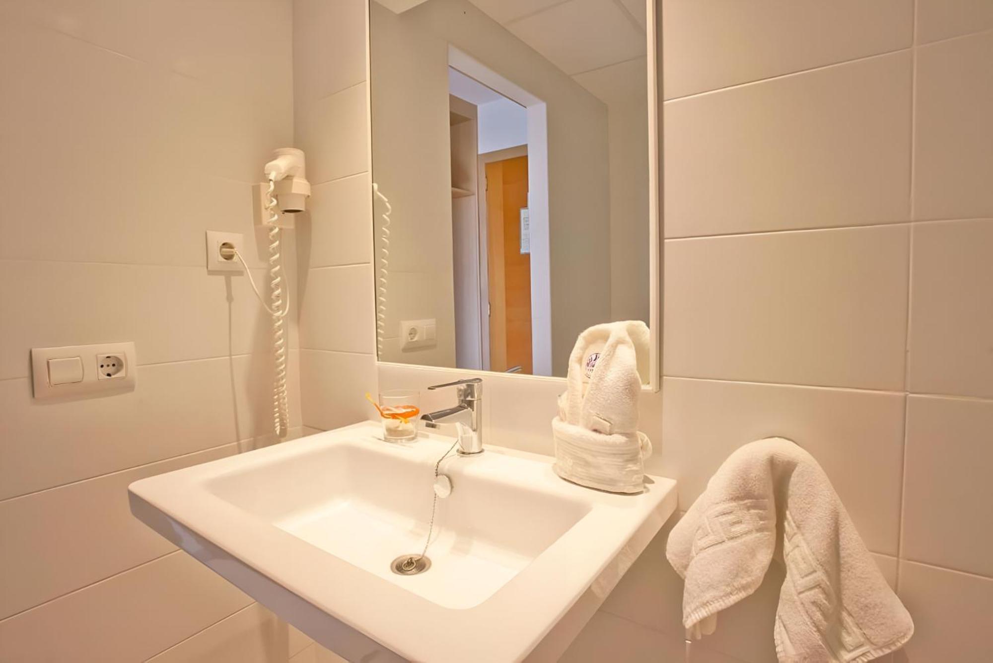 Bj Playamar Hotel & Apartamentos S'Illot  Oda fotoğraf